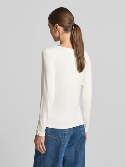 Frauenmodel trägt Longsleeve mit Rundhalsausschnitt Modell 'Liana' von FREE/QUENT, gerade Form, weiß, glatte Textur, Ganzkörperansicht Rückansicht. Viskose-Elasthan-Mix, Rückenlänge bei Größe S 56 cm.