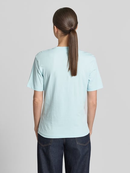 Frauenmodel trägt T-Shirt aus Baumwolle mit Rundhalsausschnitt von Jake*s Casual in Hellblau, Regular Fit, Rückansicht, Ganzkörperansicht.