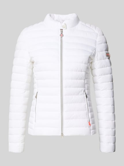 Produktfoto, Kurtka pikowana z zamkiem błyskawicznym dwustronnym model 'JUDY' od Frieda & Freddies, krój slim fit, stójka, kieszenie zapinane na zamek błyskawiczny, długość tyłu w rozmiarze 36: 57 cm, szerokość ramion w rozmiarze 36: 40 cm, szerokość klatki piersiowej w rozmiarze 36: 48 cm, długość rękawów w rozmiarze 36: 64 cm, kolor biały, poziome pikowanie