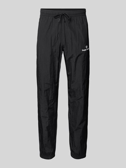 Produktfoto, schwarze Straight Fit Stoffhose mit Logo-Stitching Modell 'Nayla' von SERGIO TACCHINI, elastischer Bund mit Tunnelzug, elastische Beinabschlüsse, Anzug-Stoff, Innenbeinlänge bei Größe M 77 cm.