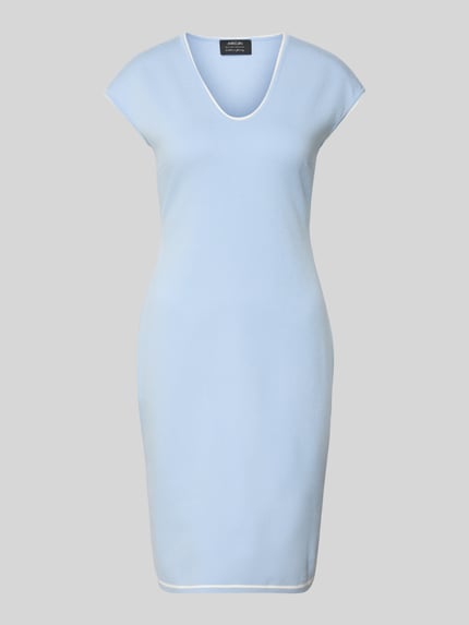 Produktfoto, Knielanges Kleid aus Viskose-Mix mit Kontrastkante von Marc Cain in Hellblau, taillierter Schnitt, V-Ausschnitt, glatte Textur, Damen Kleid, Knielänge, Rückenlänge bei Größe 36: 95 cm, Brustweite bei Größe 36: 35 cm.