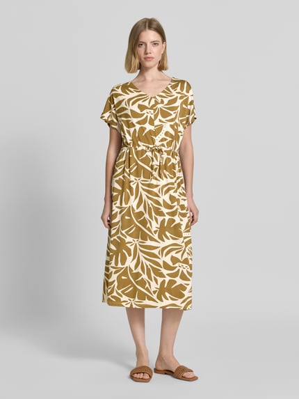 Frauenmodel trägt Midikleid mit Kordelzug und V-Ausschnitt Modell 'MARICA' von Soyaconcept im Blattmuster, Taillierter Schnitt, Lyocell-Mix mit Stretch-Anteil, Rückenlänge 117 cm, Brustweite 57 cm, Ganzkörperansicht von vorne.