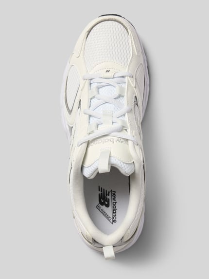 Produktfoto, Sneaker mit Logo-Detail Modell '408' von New Balance in Weiß mit abgerundeter Passform, Schnürverschluss, leichter profilierter Sohle, dezente Texturkontraste, Schafthöhe und Schaftweite passend für Größe 40