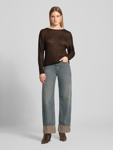 Frauenmodel trägt Pullover mit Strickdetail von VERO MODA in Regular Fit, U-Boot-Ausschnitt, Strukturmuster, Ganzkörperansicht von vorne.