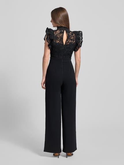 Vrouwenmodel draagt Regular Fit Jumpsuit met florale kanten details van Lipsy, zwart, semi-transparant, taillering, rugdetail, Ganzkörperansicht Rückansicht.