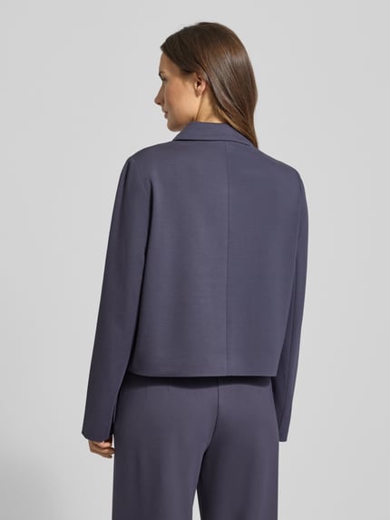 Frauenmodel trägt Regular Fit Kurzblazer aus Viskose-Mix von s.Oliver BLACK LABEL, Optik: Unifarben, Ganzkörperansicht Rückansicht.