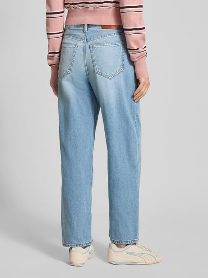 Frauenmodel trägt Barrel Jeans mit Label-Detail Modell 'PANAMA' von Calvin Klein Jeans, hellblaue Baumwolle, Ganzkörperansicht Rückansicht.
