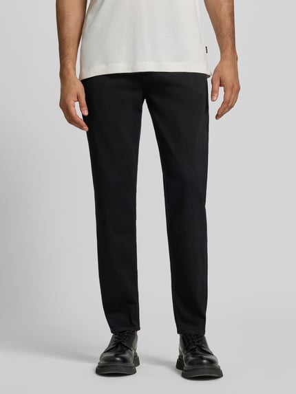 Männermodel trägt dunkle Straight Fit Jeans aus Baumwoll-Mix Modell 'Re.Maine' von BOSS, schlicht und glatt, Nahaufnahme Oberkörper, Herren Straight Fit Jeans von BOSS.
