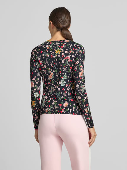 Vrouwenmodel draagt Longsleeve met Label-Print van Marc Cain, Materiaalmix met stretch, getailleerd model, ronde hals, ruglengte maat 36: 57 cm, Ganzkörperansicht Rückansicht