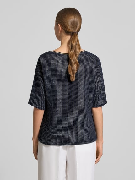 Frauenmodel trägt T-Shirt mit Strukturmuster und Tunnelzug von Betty Barclay, dunkelblau, Baumwoll-Mix mit Stretch-Anteil, Relaxed-Fit, Ganzkörperansicht Rückansicht.