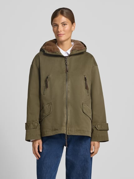 Vrouwenmodel draagt Jacke mit Zweiwege-Reißverschluss und Ärmelriegeln van Blonde No. 8, olijfgroen katoen-elastaan, kunstbont, regular fit, vier zakken, voering zichtbaar, Ganzkörperansicht von vorne.
