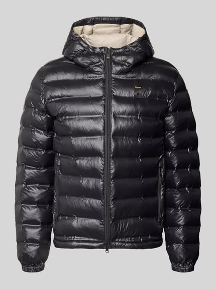Produktfoto, schwarze Steppjacke mit Zweiwege-Reißverschluss Modell 'CHARLES' von Blauer USA, glänzende Oberfläche, sichtbare Label-Details