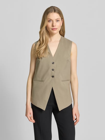 Frauenmodel trägt Weste mit Paspeltaschen Modell 'SATOVA' von Samsøe Samsøe, beigefarbener Material-Mix, V-Ausschnitt, Regular Fit, Ganzkörperansicht von vorne.