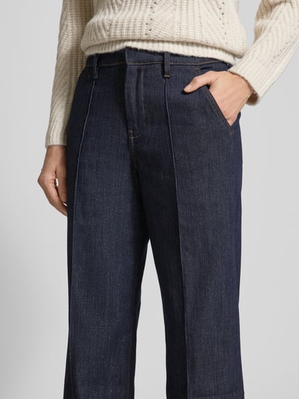 Vrouwenmodel draagt Wide Leg Jeans uit katoenmix van s.Oliver RED LABEL, glanzende look, high waist, 5-pocketmodel, denim, Nahaufnahme Oberkörper.