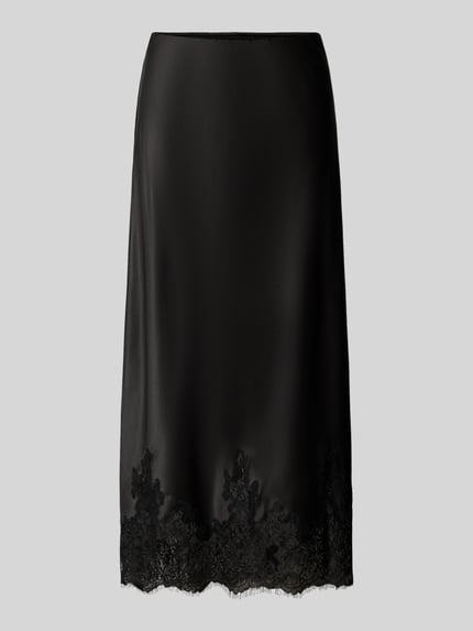 Produktfoto, czarny Satinrock mit Spitzensaum von Gina Tricot, Mieszanka materiałów z dodatkiem streczu, spódnica midi, prosty krój, elastyczny pas, dół wykończony koronką, szerokość w rozmiarze S: 39 cm, całkowita długość w rozmiarze S: 87 cm