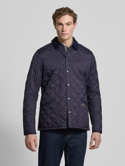 Männermodel trägt Steppjacke met platte kraag van Barbour, regular fit, effen design, drukknoopsluiting, steekzakken, labelstitching, doorgestikte naden, donkerblauw, Ganzkörperansicht van voren. Ruglengte maat M: 68 cm, schouderbreedte: 40 cm, borstwijdte: 42 cm, mouwlengte: 70 cm.