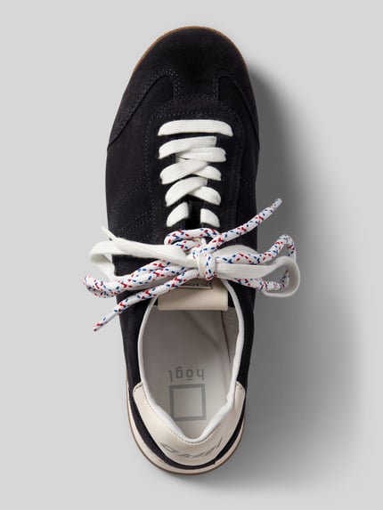 Produktfoto, Sneaker aus Leder mit Schnürung von Högl, schwarz mit weißer Gummisohle, abgerundeter Spitze, Oberansicht, Textur glatt und weich, Damenschuh mit 1 cm Absatz und 8 cm Schafthöhe.
