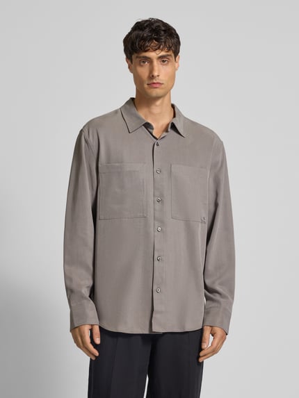 CK Calvin Klein Relaxed Fit Freizeithemd aus Lyocell mit Label-Stitching Stein 4