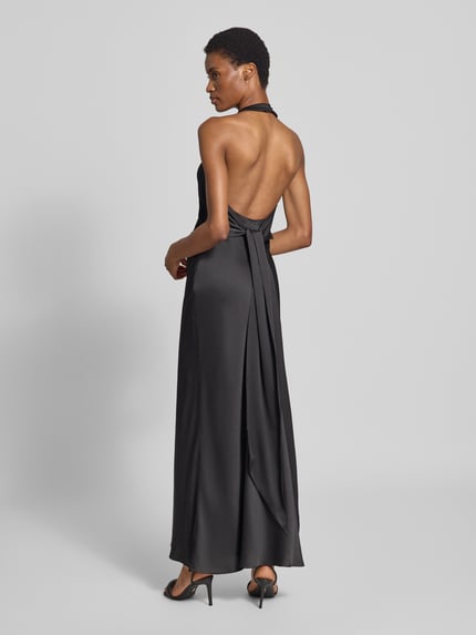 Vrouwenmodel draagt avondjurk met viscose van Forever New, nauwsluitend satijn, halter met haakjessluiting, maxilengte, sleep, Ganzkörperansicht Rückansicht.