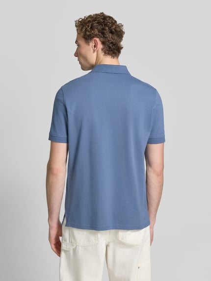 Männermodel trägt Regular Fit Poloshirt mit Stitching von Christian Berg Men aus Reine Baumwolle in Blau, Rückenlänge 64 cm, Ganzkörperansicht Rückansicht.