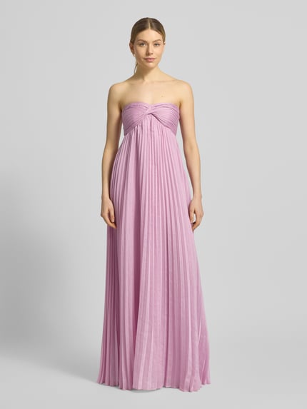 Modelka kobieca nosi Abendkleid mit Plisseefalten und Bandeau-Ausschnitt von Jake*s Cocktail, różowy, szyfon, maxi, krój A-linia, długość tyłu w rozmiarze 36: 140 cm, szerokość w rozmiarze 36: 37 cm, przód, widok całej sylwetki