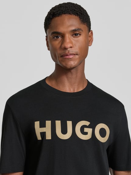 Männermodel trägt schwarzes Regular Fit T-Shirt aus reiner Baumwolle Modell 'Dulivio_U263' von HUGO, Herren T-Shirt, Nahaufnahme Oberkörper