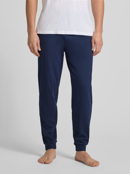 Männermodel trägt Sweatpants mit elastischem Bund von Christian Berg Men, Reine Baumwolle, Gerade Passform, Eingrifftaschen, Ganzkörperansicht von vorne.