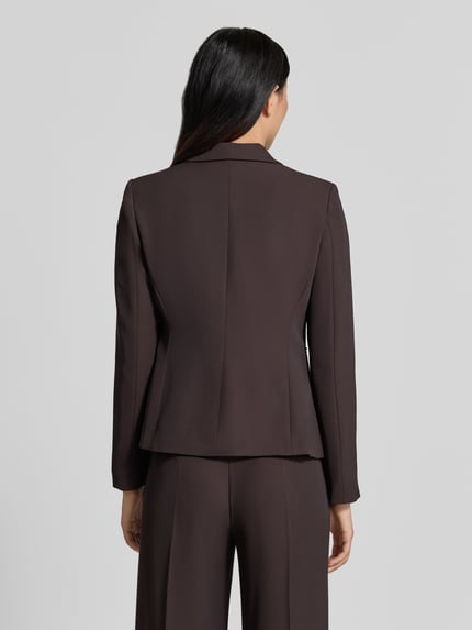 Vrouwenmodel draagt Slim Fit Blazer met reverskraag van Rinascimento in donkerbruin met knoopsluiting en paspelzakken, ruglengte 56 cm, full-body achteraanzicht.