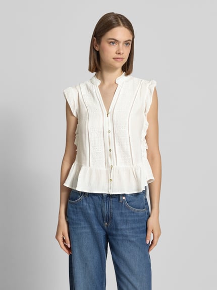 Vrouwenmodel draagt Regular Fit Blusentop uit viscosemix model 'HENNY' van Only, effen kleuren, tuniekhals, broderie, mouwloos, volant aan rompzoom, materiaal: viscosemix. Ganzkörperansicht van voren.