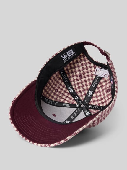 Produktfoto, Base Cap aus Woll-Mix mit Karomuster von New Era, Damenmodell, Motiv-Stitching, Strapback, rot-beige, Detailtextur