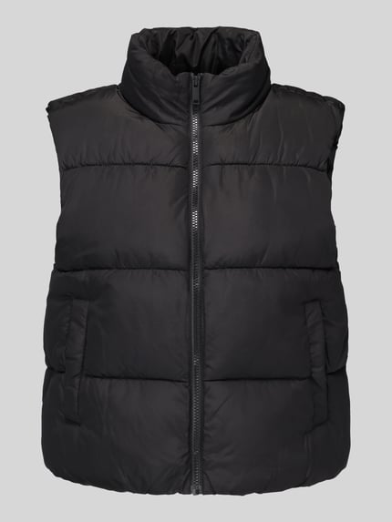 Produktfoto, schwarze Regular Fit Weste mit Stehkragen von PIECES, glatte Oberfläche, horizontale Steppnähte, Damen Weste