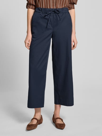 Vrouwenmodel draagt Regular Fit Culotte aus Baumwoll-Mix van Brax, look: effen, pasvorm: regular fit, lengte: kort, boord met tunnelkoord, materiaal: katoenmix, nahaufnahme onderlichaam.