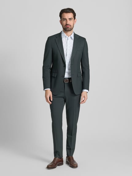 Männermodel trägt Slim Fit Businesshemd mit Knopfleiste von JOOP! Collection, feine Baumwolle, Kentkragen, Ganzkörperansicht von vorne.