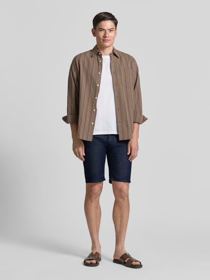 Männermodel trägt Regular Fit Jeansshorts mit Eingrifftaschen Modell 'Sisteron' von Pierre Cardin in Dunkelblau, Baumwoll-Elasthan-Mix, Ganzkörperansicht von vorne.