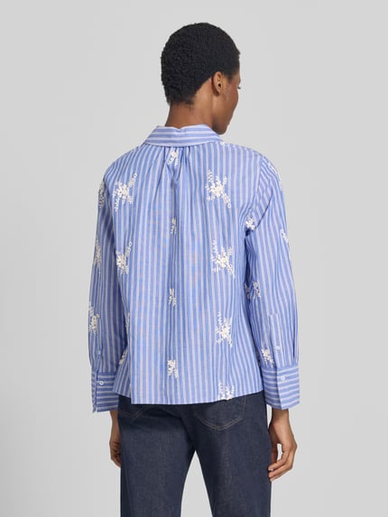 Frauenmodel trägt Regular Fit Langarmbluse aus reiner Baumwolle Modell 'STYLE.VICA' von Brax, blau-weiß gestreift mit floralen Mustern, Damen Langarmbluse, Ganzkörperansicht Rückansicht.