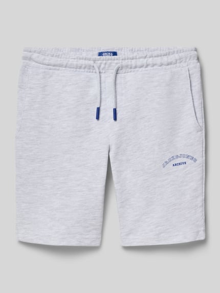 Produktfoto, Shorts mit Logo-Print Modell 'GORDON' von Jack & Jones, hellgrauer Baumwoll-Mix, blauer Print, elastischer Bund, seitliche Taschen, lockerer Schnitt, feine melierte Struktur, Kordelzug, Kinder Shorts, Größe 140