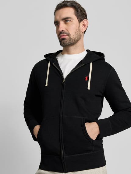 Mannenmodel draagt Sweatjacke mit Kapuze van Polo Ralph Lauren in zwart met label-stitching, katoenmix, steekzakken, vooraanzicht bovenlichaam.