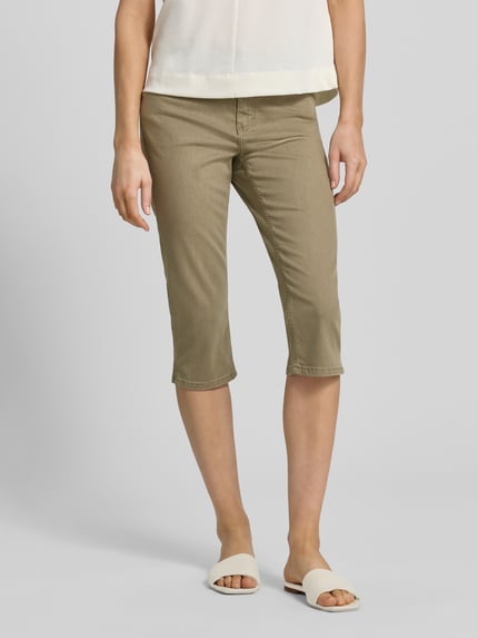 Frauenmodel trägt Caprihose mit elastischem Bund Modell 'AnnaCapri Sporty' von Angels, Slim-Fit aus Baumwoll-Mix mit Stretch-Anteil, Nahaufnahme Unterkörper.