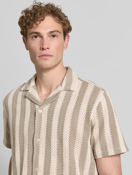 Männermodel trägt Modern Fit Freizeithemd mit Reverskragen von Lindbergh aus Material-Mix mit Viskose-Anteil, gestreift, Nahaufnahme Oberkörper.