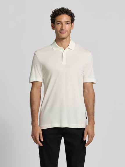 Männermodel trägt cremefarbenes Regular Fit Poloshirt aus Lyocell-Mix Modell 'Pack' von BOSS, Herren T-Shirt, Ganzkörperansicht von vorne.