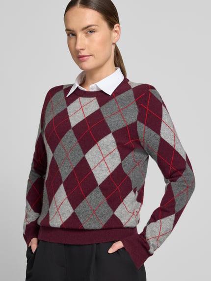 Frauenmodel trägt Regular Fit Pullover aus reinem Kaschmir von Jake*s Casual in Grau und Weinrot mit Rautenmuster, Nahaufnahme Oberkörper.