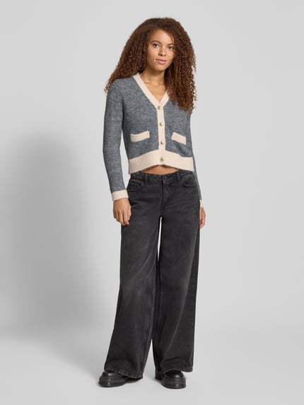 Vrouwenmodel draagt Shaped Fit Strickjacke mit Woll-Anteil Modell 'MAGGIE LIFE' van Only, meerkleurig, gebreide textuur, voorkant, volledige lichaamsweergave.