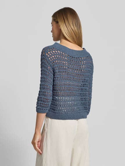 Frauenmodel trägt Strickpullover mit Rundhalsausschnitt und 3/4-Arm von Luisa Cerano, Baumwoll-Mix, Regular-Fit, Rückenlänge 54 cm, Nahaufnahme Rückansicht.
