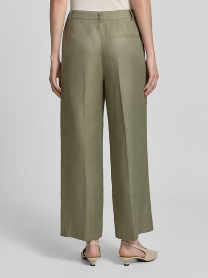 Vrouwenmodel draagt Leinenhose mit Bügelfalten und Gesäßtasche van Christian Berg Woman Selection, wijde pasvorm, puur linnen, olijfgroen, rechte lijnen, gladde textuur, achteraanzicht van het volledige lichaam