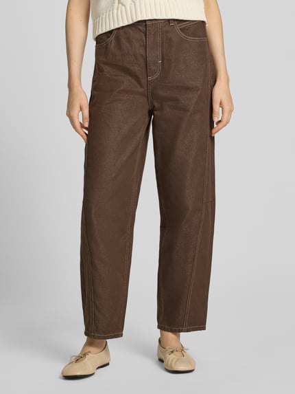 Frauenmodel trägt Barrel Fit Jeans mit Eingrifftaschen von Lanius, Mieszanka bawełny i lyocellu, zapięcie na guzik i zamek błyskawiczny, wpuszczane kieszenie, Szerokość w rozmiarze 36: 36 cm, Długość wewnętrzna nogawki w rozmiarze 36: 74 cm, brązowy kolor, proste nogawki, widoczne przeszycia, Ganzkörperansicht von vorne