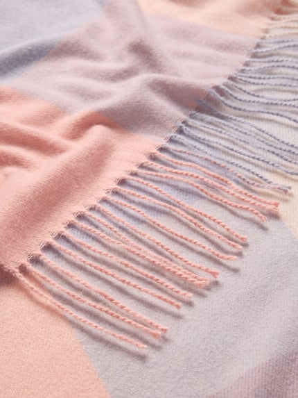 Produktfoto, Schal mit Fransen und Karo-Muster von Kurt Beines in Rosa, Flieder und Beige, weiche Textur, rechteckige Form, Detailaufnahme.