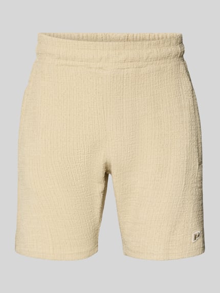 Produktfoto, Shorts mit Label-Patch Modell 'LIBCO' von Pegador, naturfarben, Strukturmuster, elastischer Bund, Material-Mix mit Baumwolle.