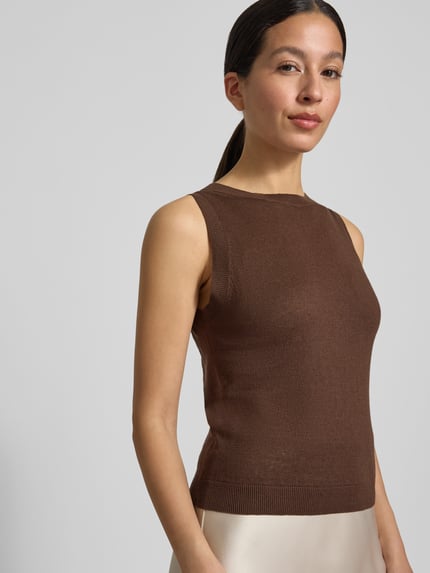 Modelka nosi Slim Fit Top aus Seiden-Leinen-Mix Modell 'DRIVA' od Weekend Max Mara, efekt: jednolity kolor, aplikacja z metką, okrągły dekolt, bez rękawów, wykończenie: prążkowane, wykończenie materiału: dzianina z mieszanki jedwabiu i lnu, widok: z przodu, zbliżenie na górną część ciała.