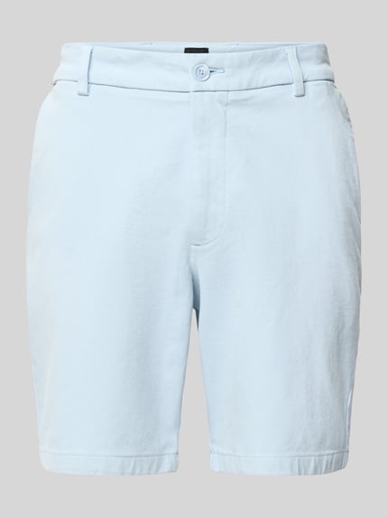 Produktfoto, Modern Fit Chinoshorts aus Baumwoll-Mix Modell 'KANE1' von BOSS, Optik: Unifarben, Passform: Modern Fit, seitliche Eingrifftaschen, Paspeltaschen, Verschluss: Knopf mit verdecktem Reißverschluss, Material: Baumwoll-Mix, hellblaue Farbe, glatte Textur