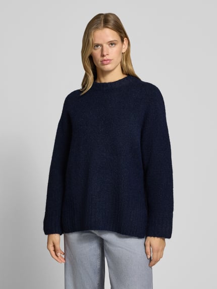 Frauenmodel trägt Pullover mit gerippten Abschlüssen von PIECES in Dunkelblau, unifarben, Regular Fit, Rundhals, Longline, Ganzkörperansicht von vorne.